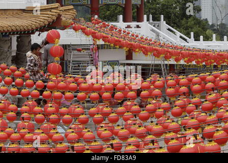 KL, KL, MYS. 29. Januar 2016. Arbeiter, die Vorbereitung der traditionellen Laterne Dekoration am 29. Januar Thean Hou Temple Kuala Lumpur Malaysia für das anstehende chinesische Neujahr am 8. Februar 2016. © Kamen/ZUMA Draht/Alamy Live-Nachrichten Stockfoto