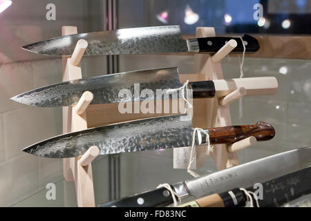 Handgefertigte japanische Küchenmesser auf Vitrine Stockfoto