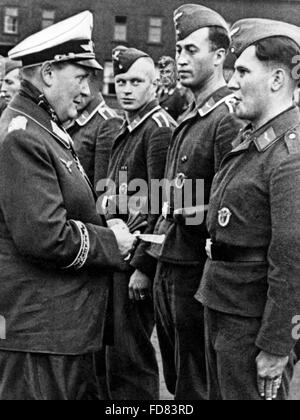 Hermann Göring ehrt Soldaten mit dem Eisernen Kreuz, 1940 Stockfoto