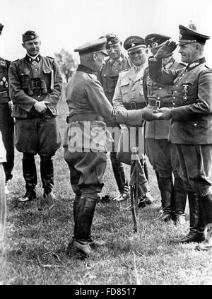 Hermann Hoth vergibt das Ritterkreuz an General Trierenberg, 1943 Stockfoto