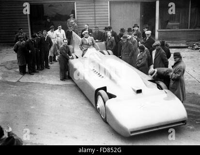 Sir Malcolm Campbell in seinem Rennwagen Bluebird in Brooklands, 1935 Stockfoto