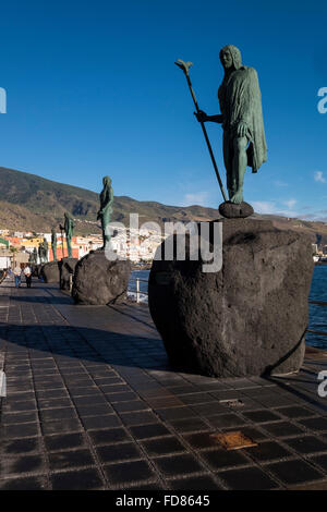 Statuen der liegt oder Guanchen Könige vor der spanischen Eroberung in der Plaza in Candelaria, Kanarischen Insel Teneriffa regierte Stockfoto