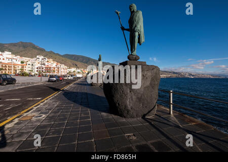 Statuen der liegt oder Guanchen Könige vor der spanischen Eroberung in der Plaza in Candelaria, Kanarischen Insel Teneriffa regierte Stockfoto