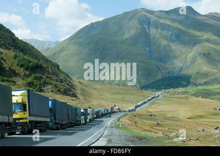 Georgien, Mzcheta-Mtianeti, Stepansminda, Lastwagen Vor der Russischen Grenze Südlich von Stepanzminda Auf der Georgischen Heer Stockfoto