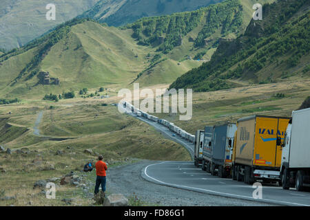 Georgien, Mzcheta-Mtianeti, Stepansminda, Lastwagen Vor der Russischen Grenze Südlich von Stepanzminda Auf der Georgischen Heer Stockfoto