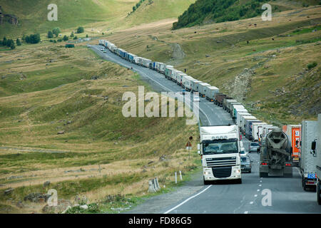 Georgien, Mzcheta-Mtianeti, Stepansminda, Lastwagen Vor der Russischen Grenze Südlich von Stepanzminda Auf der Georgischen Heer Stockfoto