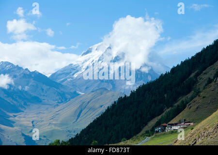 Georgien, Mzcheta-Mtianeti, Häuser der Ortschaft Achalziche Im Sno-Tal Südlich von Stepansminda, Im Hintergrund der Berg Kazbe Stockfoto