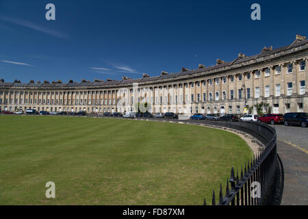 Die Royal Crescent im Sommer unter blauem Himmel die Stadt Bath, Roman World Heritage Site, Somerset, BANES, UK Stockfoto