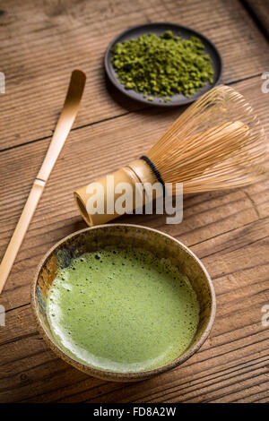 Stillleben mit japanischen Matcha-Zubehör und grüner Tee in Schüssel Stockfoto