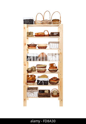 Holzregale voller Korb isoliert auf weißem Hintergrund Stockfoto