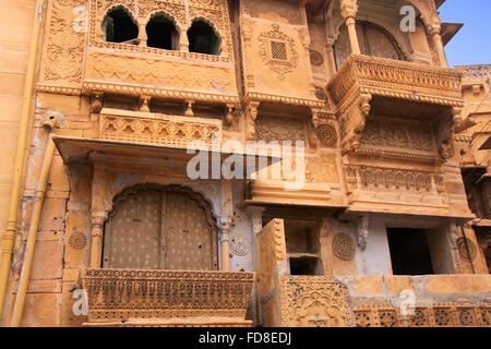 Dekorative Schnitzerei auf traditionelle Haveli, Jaisalmer, Rajasthan, Indien Stockfoto