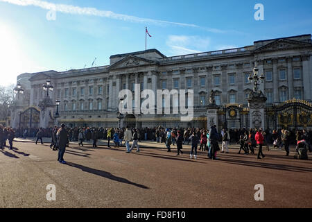 Touristen vor Buckingham Palast, London Vereinigtes Königreich Stockfoto