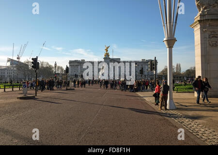 Touristen vor Buckingham Palast, London Vereinigtes Königreich Stockfoto