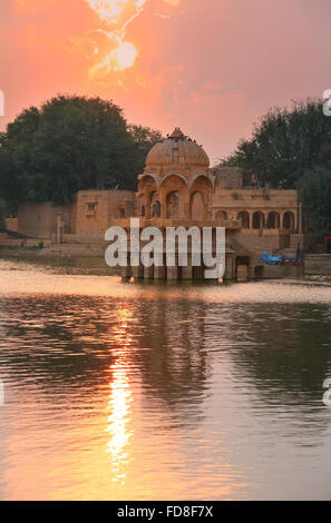 Gadi Sagar Tempel auf Gadisar See bei Sonnenuntergang, Jaisalmer, Rajasthan, Indien Stockfoto