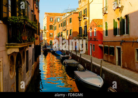 Venezianischen Kanal Reflexionen mit einer Gondel und bunten Häusern Stockfoto