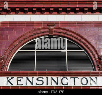 Viktorianische rot gefliest äußere Detail der u-Bahn-Haltestelle South Kensington, London. Stockfoto