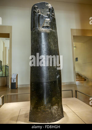 PARIS, Frankreich - 28. August 2013: - Gesetz-Code von Hammurabi Stele im Louvre Museum ausgestellt Stockfoto