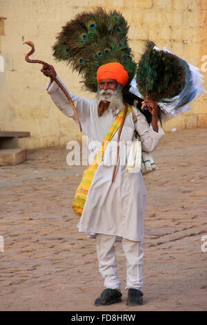 Indischer Mann verkaufen Pfauenfedern in Jaisalmer Fort, Rajasthan, Indien Stockfoto