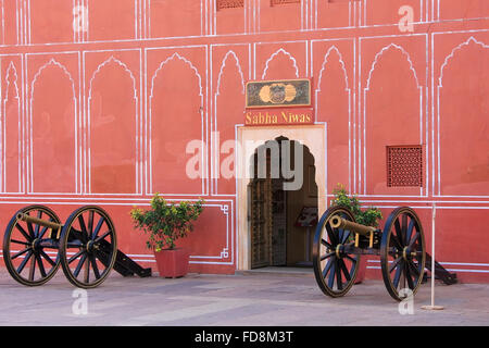 Kanonen auf dem Display an Chandra Mahal in Jaipur City Palace, Rajasthan, Indien. Schloss war der Sitz der Maharadscha von Jaipur, die Stockfoto