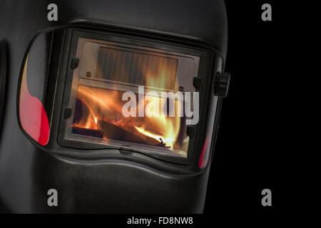 Reflexion der Flamme in die Glas-Schutzmaske, auf schwarzem Hintergrund isoliert Stockfoto