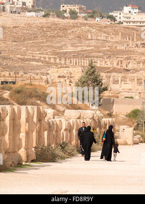 Arabische Frauen gehen in Jerash Roman Stadt Stockfoto