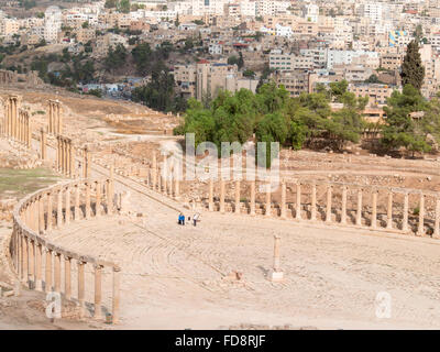 Ovale Forum von Jerash Roman Stadt mit der neuen Stadt im Hintergrund Stockfoto