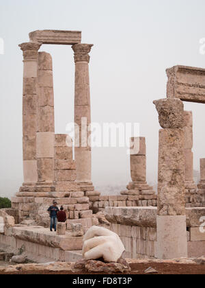 Menschen suchen kleine in Amman Zitadelle Tempel des Herkules Stockfoto