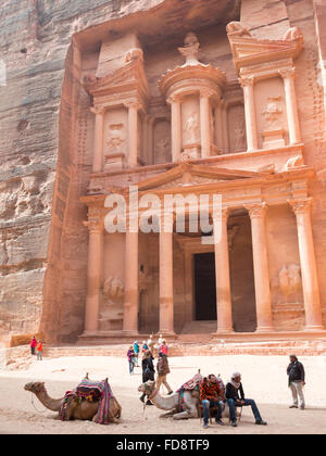 Kamele und Touristen von Petra Treasury Stockfoto