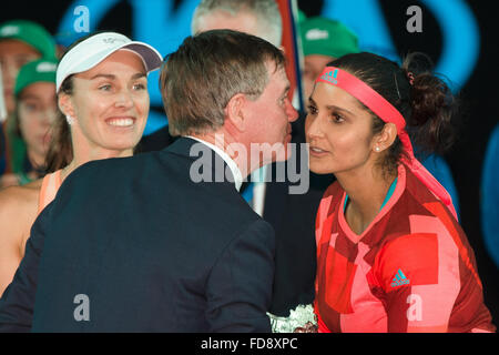 Melbourne, Australien. 29. Januar 2016. Die Gewinner der Damen Doppel Martina Hingis Schweiz und Sania Mirza Indiens akzeptieren ihre Trophäe am Tag zwölf des 2016 Australian Open Grand Slam Tennis-Turnier im Melbourne Park in Melbourne, Australien. Sydney Low/Cal Sport Media/Alamy Live-Nachrichten Stockfoto