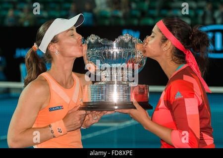 Melbourne, Australien. 29. Januar 2016. Die Gewinner der Damen Doppel Martina Hingis Schweiz und Sania Mirza Indiens posieren für Fotos am Tag zwölf des 2016 Australian Open Grand Slam Tennis-Turnier im Melbourne Park in Melbourne, Australien. Sydney Low/Cal Sport Media/Alamy Live-Nachrichten Stockfoto