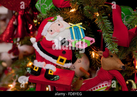 Santa Claus holding präsentiert Weihnachtsbaum ornament Stockfoto