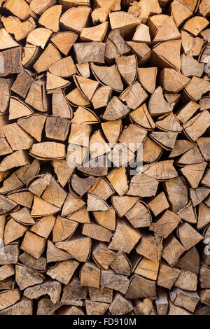 Stapel von übersichtlichen Brennholz für den Winter bereit Stockfoto