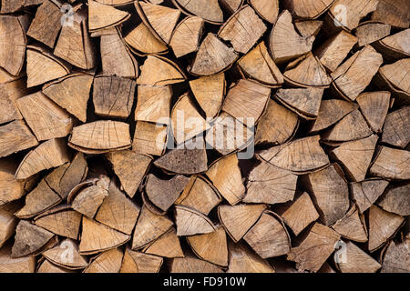 Stapel von übersichtlichen Brennholz für den Winter bereit Stockfoto