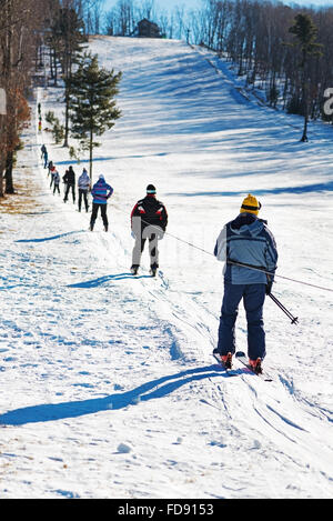 Skifahrer am Skilift bergauf gehen. Natur und Sport Hintergrund. Stockfoto