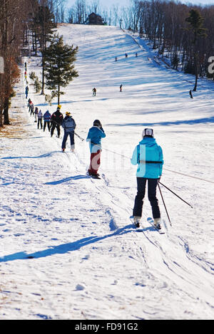 Skifahrer am Skilift bergauf gehen. Natur und Sport Hintergrund. Stockfoto