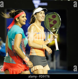 Melbourne, Australien. 29. Januar 2016. Schweizer Martina Hingis (R) und Indiens Sania Mirza reagieren, nachdem der Frauen gewinnen Finale gegen Tschechische Republik Andrea Hlavackova/Lucie Hradecka bei den Australian Open Tennis Championships in Melbourne, Australien, 29. Januar 2016 verdoppelt. Martina Hingis und Sania Mirza gewann 2: 0. Bildnachweis: Bi 明明/Xinhua/Alamy Live-Nachrichten Stockfoto