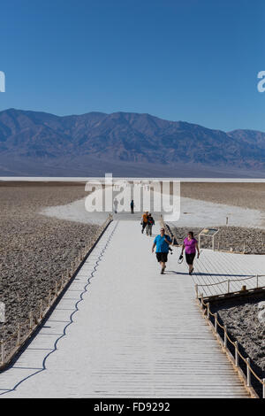 Badwater Basin ist eine abflusslose Becken in Death Valley Nationalpark Kalifornien. Es ist 282 ft unterhalb des Meeresspiegels im Bild Jan 2016 Stockfoto