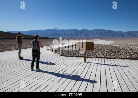 Badwater Basin ist eine abflusslose Becken in Death Valley Nationalpark Kalifornien. Es ist 282 ft unterhalb des Meeresspiegels im Bild Jan 2016 Stockfoto