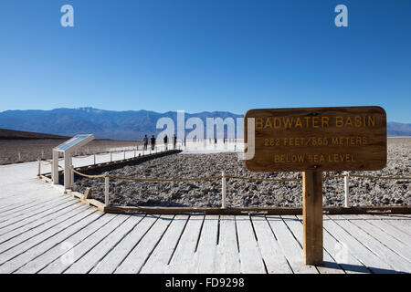 Badwater Basin ist eine abflusslose Becken in Death Valley Nationalpark Kalifornien. Es ist 282 ft unterhalb des Meeresspiegels im Bild Jan 2016 Stockfoto