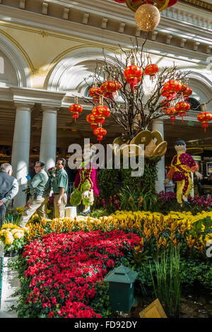 Gärtner, die Pflege der Blumenbeete an die Gärten im Bellagio Casino and Resort in Las Vegas, Nevada, USA Stockfoto