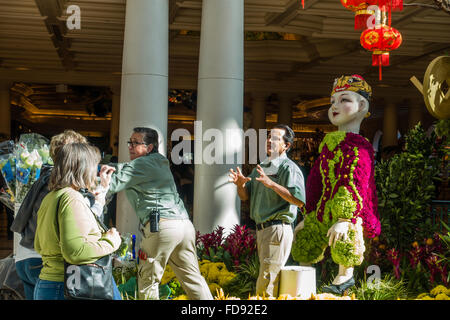 Gärtner, die Pflege der Blumenbeete an die Gärten im Bellagio Casino and Resort in Las Vegas, Nevada, USA Stockfoto