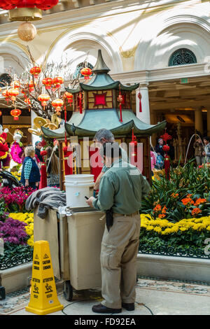 Gärtner, die Pflege der Blumenbeete an die Gärten im Bellagio Casino and Resort in Las Vegas, Nevada, USA Stockfoto