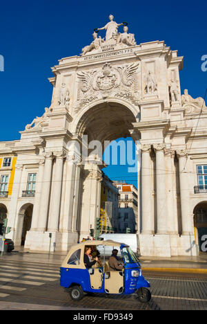 Tuk Tuk vor Triunfal da Rua Augusta, Praça do Comércio, Baixa, Lissabon, Portugal Stockfoto