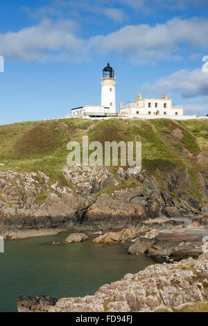 Killantringan Leuchtturm und Portamaggie Bay, Portpatrick, Dumfries and Galloway, Schottland, Großbritannien Stockfoto