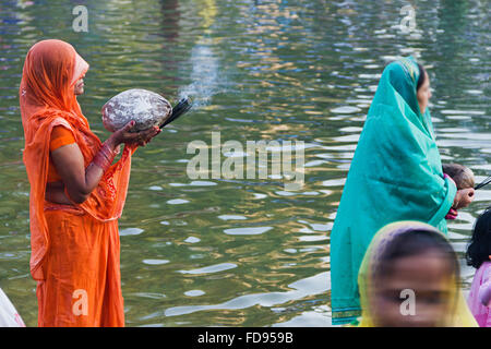 3 Erwachsene Womans Chhath Pooja Festival Fluss stehend Anbetung Stockfoto