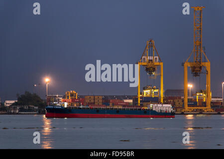 Marine-Schiff Segeln auf dem Fluss Chao Phraya Stockfoto