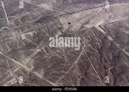 Condór und Trapeze. Nazca-Wüste. Stockfoto