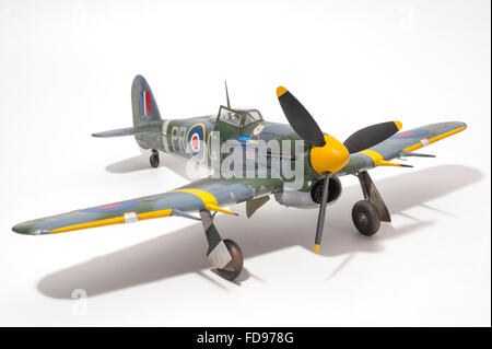 Hawker Typhoon Mk 1 b Flugzeuge des zweiten Weltkriegs, RAF Markierungen. 01:32 feine Maquette auf weißen Studio-Hintergrund. Stockfoto