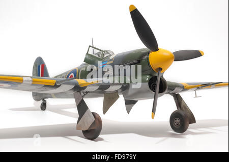 Hawker Typhoon Mk 1 b Flugzeuge des zweiten Weltkriegs, RAF Markierungen. 01:32 feine Maquette auf weißen Studio-Hintergrund. Stockfoto