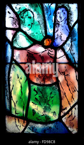 Tudeley, Tonbridge, Kent, UK. All Saints Church. Glasfenster von Marc Chagall - Eve bietet Adam die verbotene Frucht Stockfoto